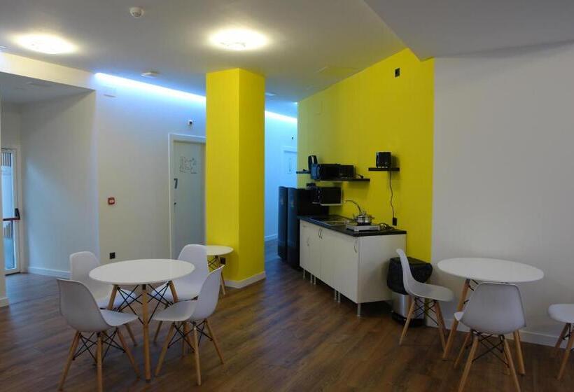 تختخواب در اتاق مشترک, Hostel Trovadores