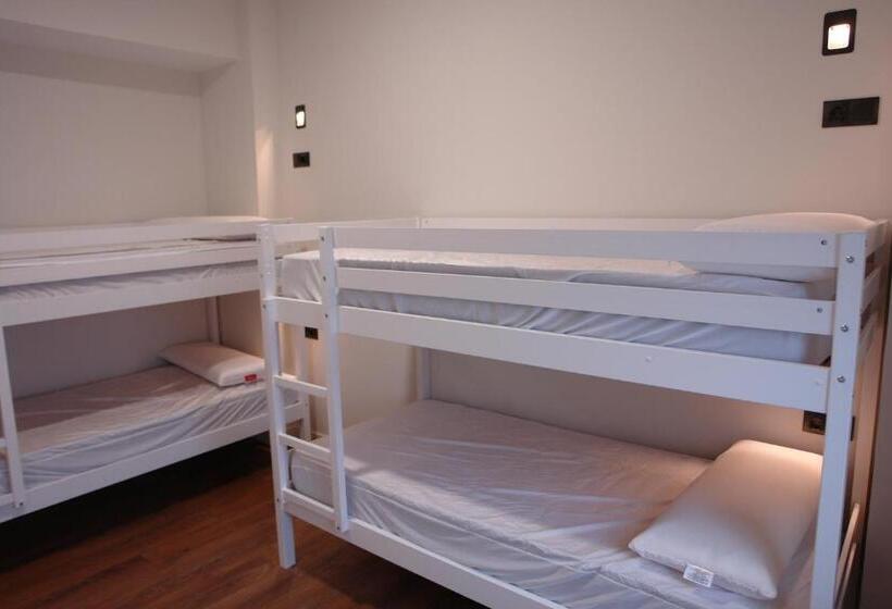 تختخواب در اتاق مشترک, Hostel Trovadores