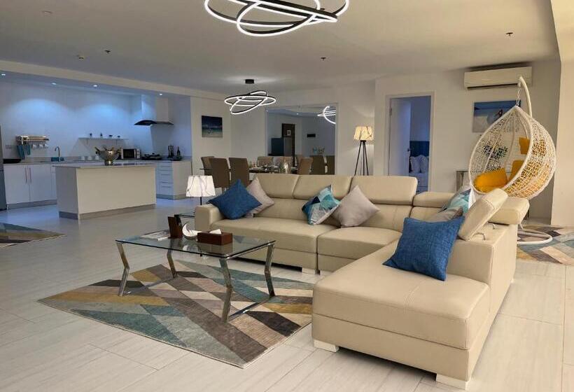 3 Bedroom Suite, 88th Avenue