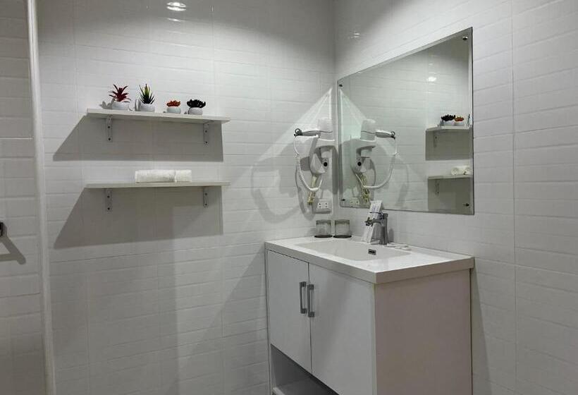 3 Bedroom Suite, 88th Avenue