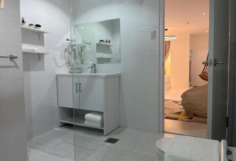 3 Bedroom Suite, 88th Avenue