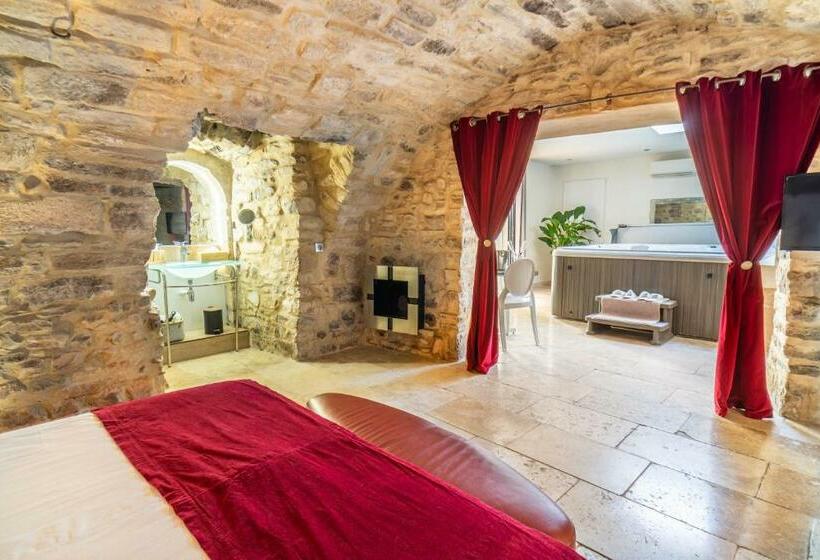 キングサイズベッドのスタンダードルーム, Chambre D Hôte Romantique Avec Spa Privatif Domaine Les Nuits Envôutées   Vézénobres