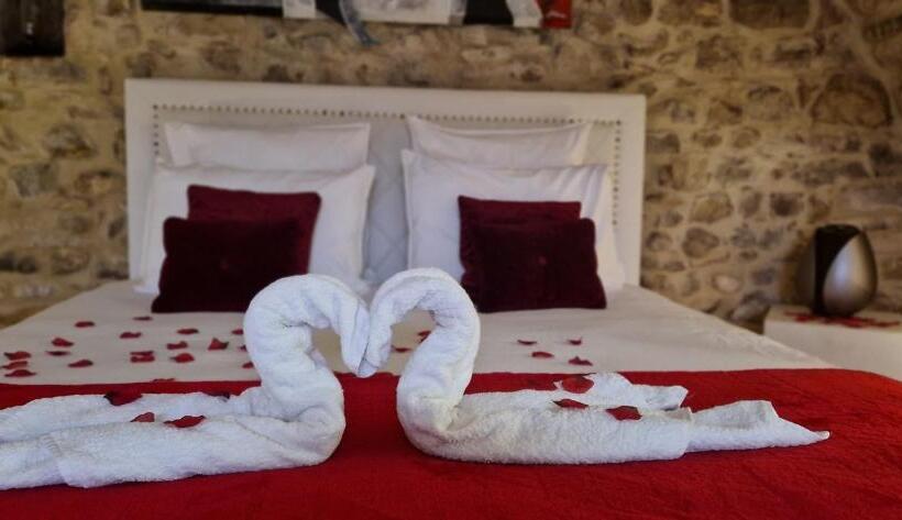 غرفة قياسية سرير كينج, Chambre D Hôte Romantique Avec Spa Privatif Domaine Les Nuits Envôutées   Vézénobres