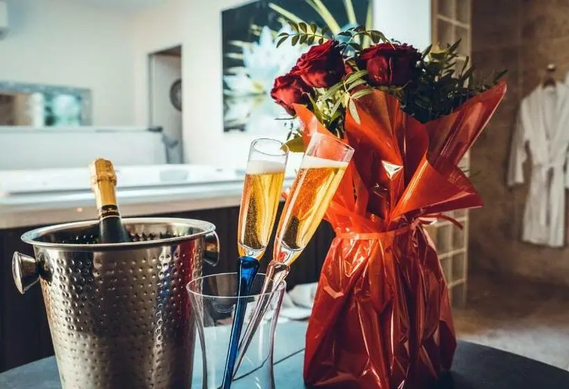 キングサイズベッドのスタンダードルーム, Chambre D Hôte Romantique Avec Spa Privatif Domaine Les Nuits Envôutées   Vézénobres
