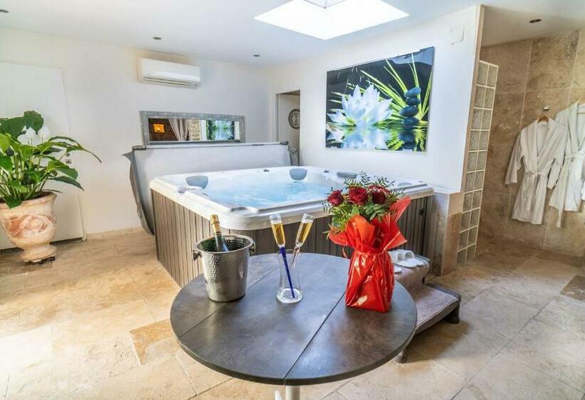 غرفة قياسية سرير كينج, Chambre D Hôte Romantique Avec Spa Privatif Domaine Les Nuits Envôutées   Vézénobres