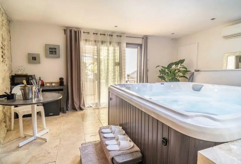 キングサイズベッドのスタンダードルーム, Chambre D Hôte Romantique Avec Spa Privatif Domaine Les Nuits Envôutées   Vézénobres