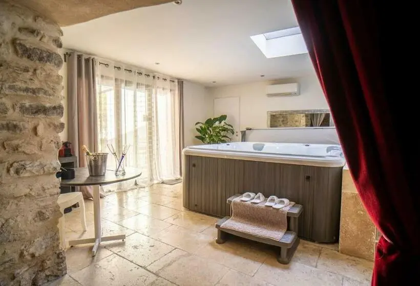 キングサイズベッドのスタンダードルーム, Chambre D Hôte Romantique Avec Spa Privatif Domaine Les Nuits Envôutées   Vézénobres