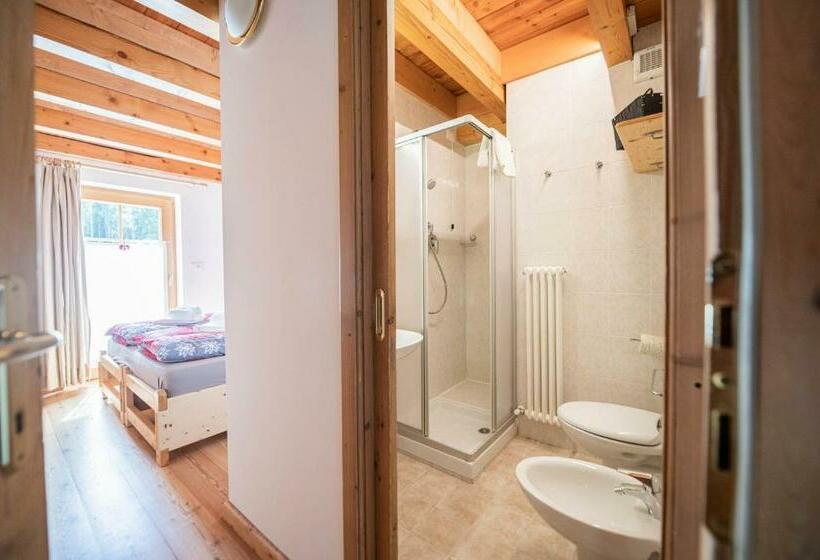 غرفة قياسية مزوَّدة بشُرفة, Moie Camere