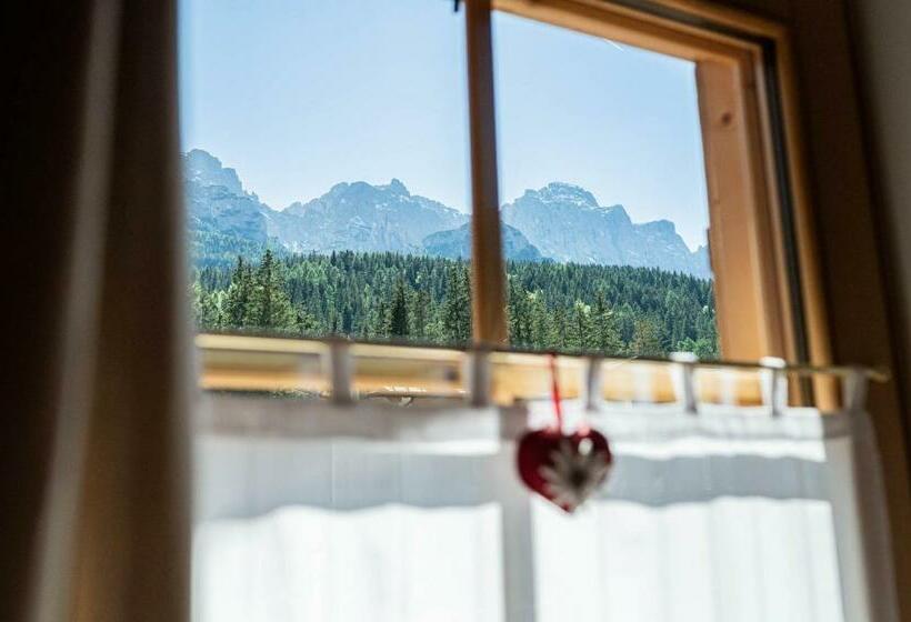 غرفة قياسية مزوَّدة بشُرفة, Moie Camere