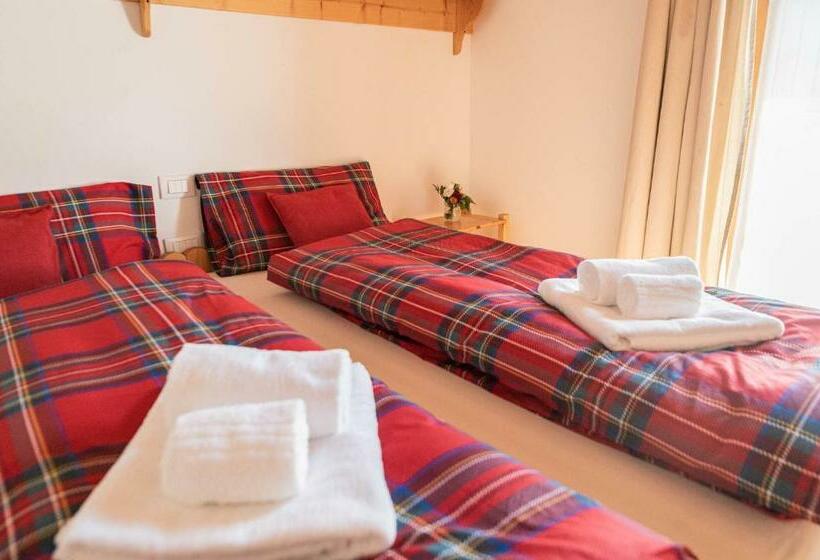 غرفة قياسية مزوَّدة بشُرفة, Moie Camere