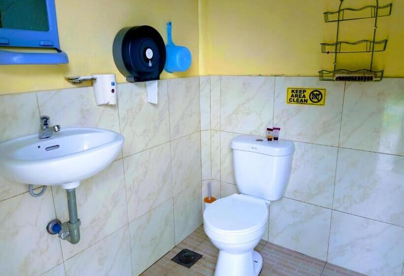 이코노미 룸 공용욕실, Moalboal Bamboo House / Rooms