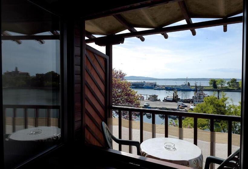 חדר דלוקס נוף לים, House Diona