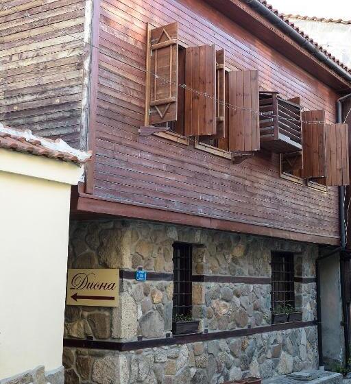 חדר קומפורט לשלושה, House Diona