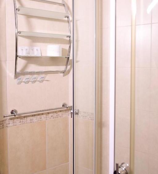 חדר קומפורט לשלושה, House Diona