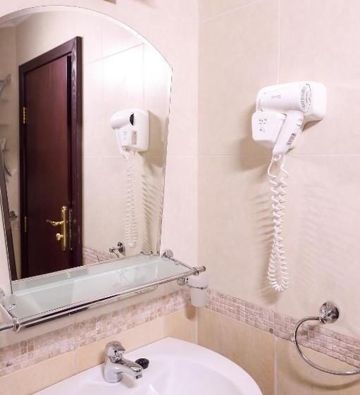 חדר קומפורט לשלושה, House Diona