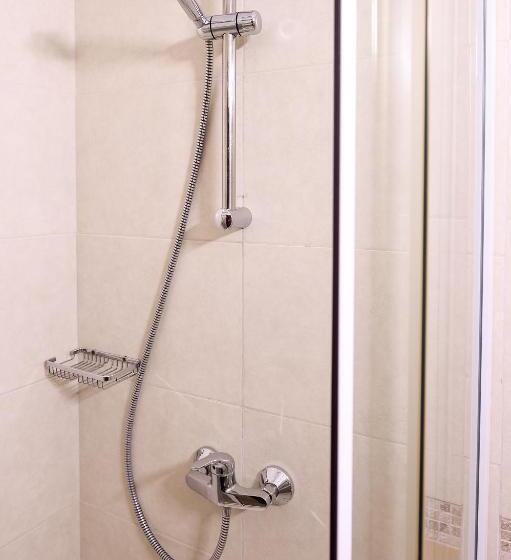 חדר קומפורט לשלושה, House Diona