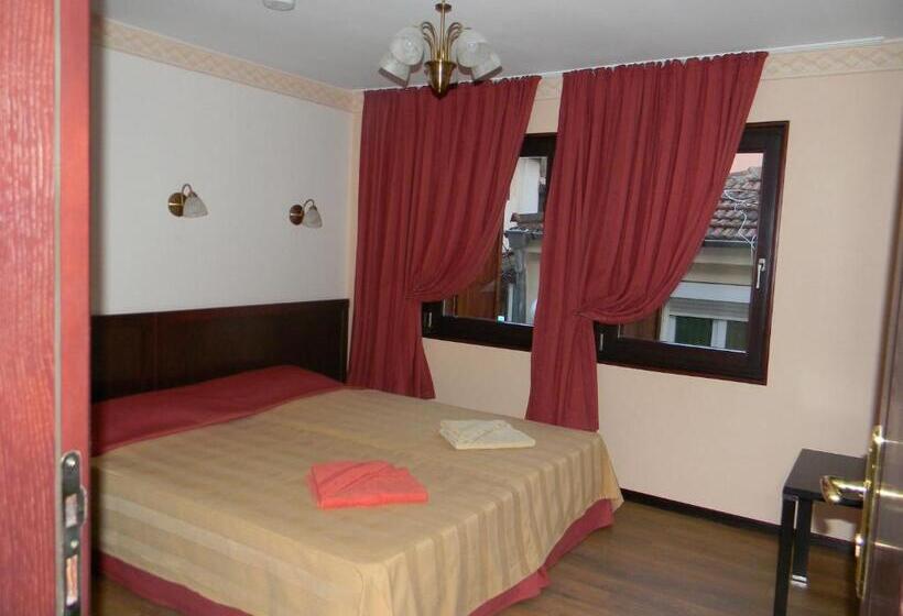 חדר קומפורט לשלושה, House Diona