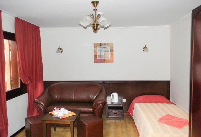 חדר קומפורט לשלושה, House Diona