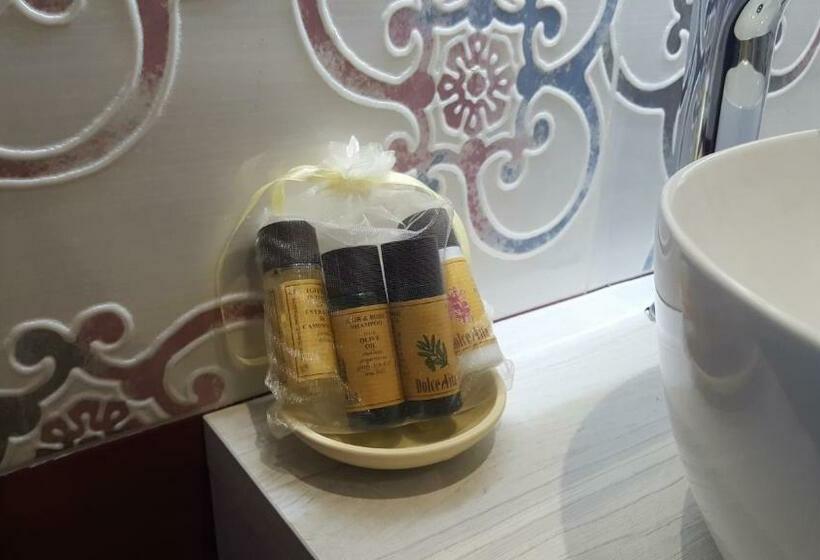 اتاق استاندارد, Martina S House