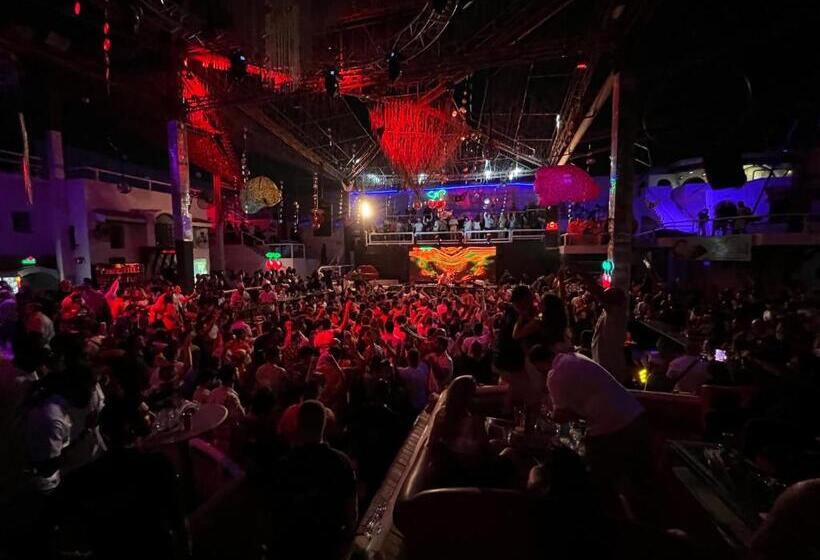 سوییت جونیور با چشمانداز استخر, Sanafir Hotel El Pacha Suites Sharm Adults Only