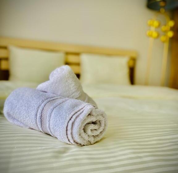 اتاق لوکس با تخت بزرگ, Perla