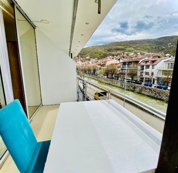 اتاق لوکس با تخت بزرگ, Perla