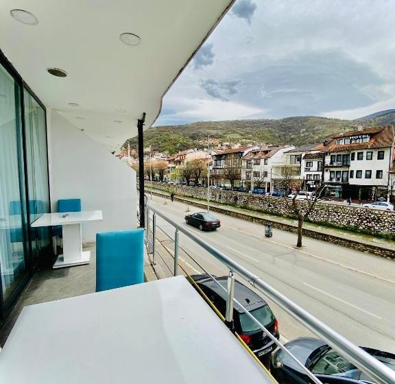 اتاق ساده سه نفره, Perla