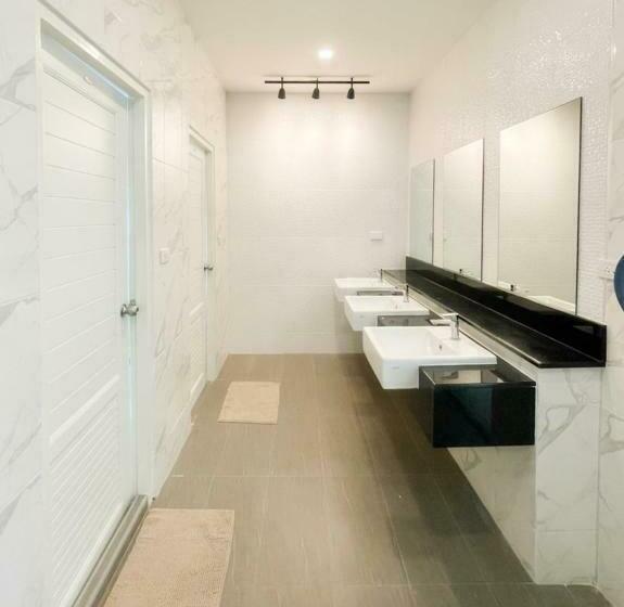 اتاق خانوادگی با سرویس بهداشتی مشترک, Paknap Hostel