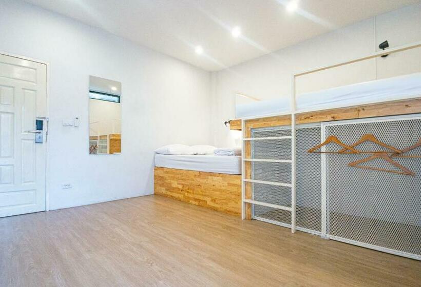 اتاق خانوادگی با سرویس بهداشتی مشترک, Paknap Hostel