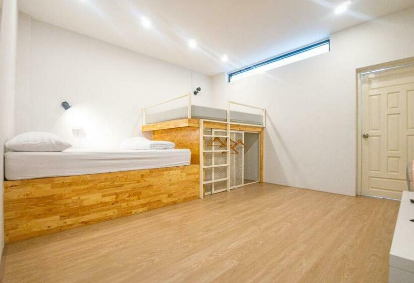 اتاق خانوادگی با سرویس بهداشتی مشترک, Paknap Hostel