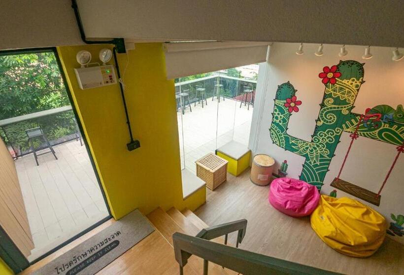 اتاق خانوادگی با سرویس بهداشتی مشترک, Paknap Hostel