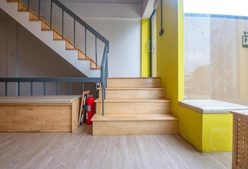 اتاق خانوادگی با سرویس بهداشتی مشترک, Paknap Hostel