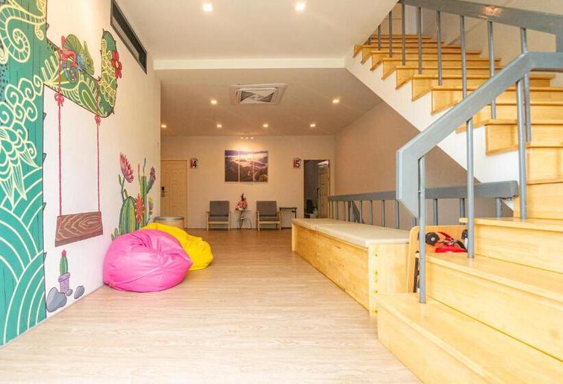 اتاق خانوادگی با سرویس بهداشتی مشترک, Paknap Hostel