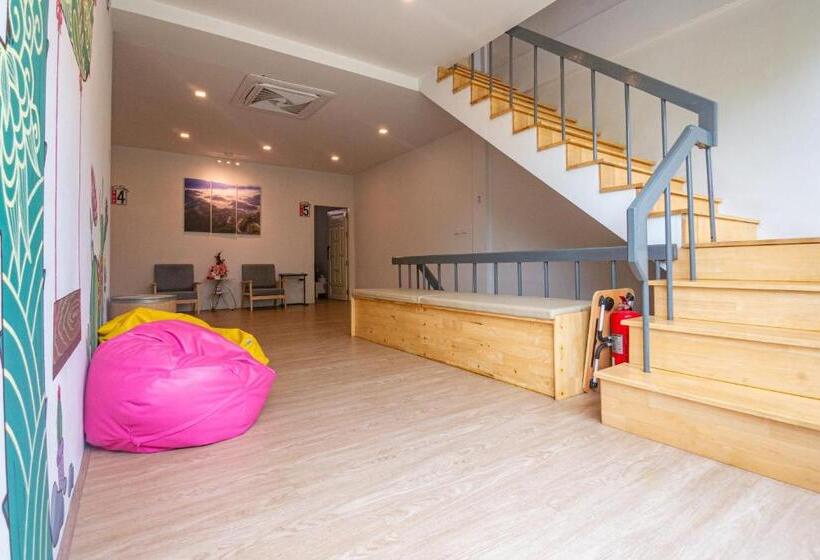 اتاق خانوادگی با سرویس بهداشتی مشترک, Paknap Hostel