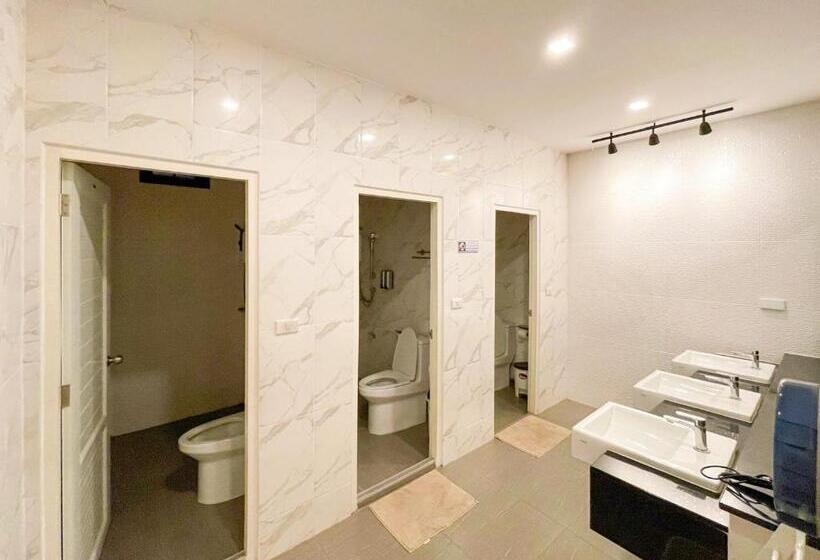 اتاق خانوادگی با سرویس بهداشتی مشترک, Paknap Hostel