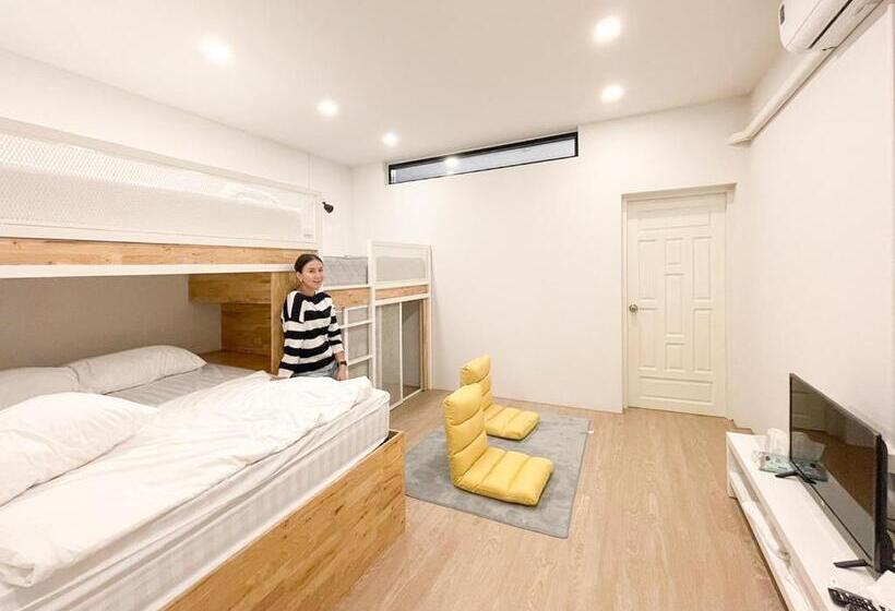 اتاق خانوادگی با سرویس بهداشتی مشترک, Paknap Hostel