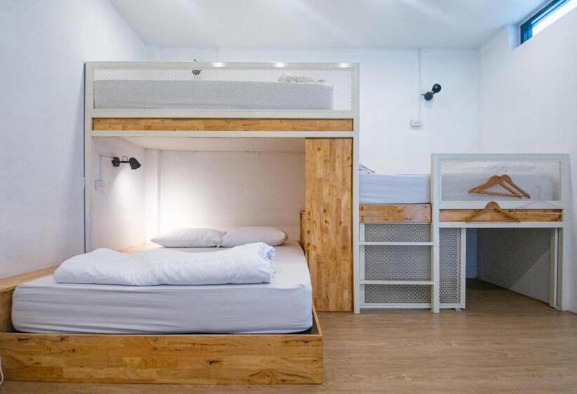 اتاق خانوادگی با سرویس بهداشتی مشترک, Paknap Hostel