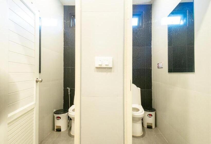 اتاق خانوادگی با سرویس بهداشتی مشترک, Paknap Hostel