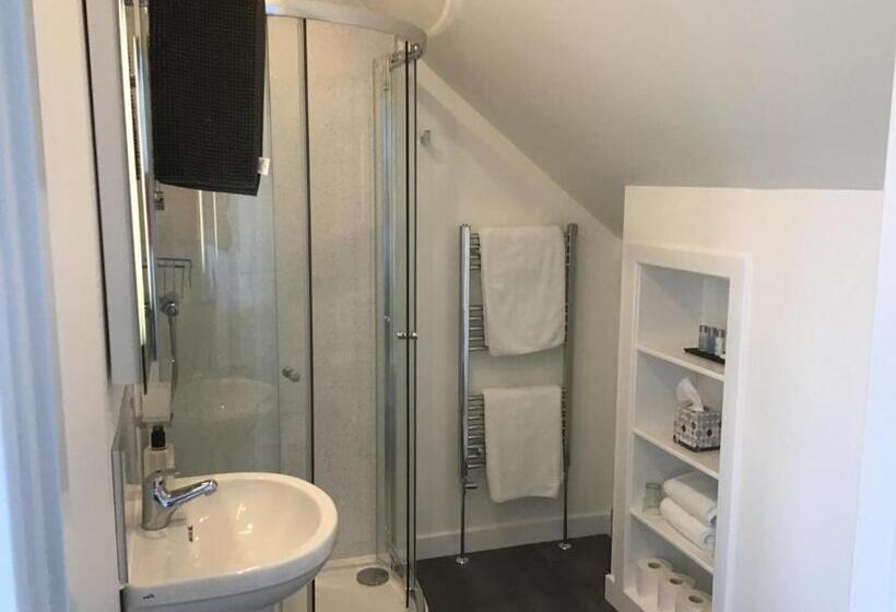 اتاق استاندارد با تخت بزرگ, Gramarvin B&b