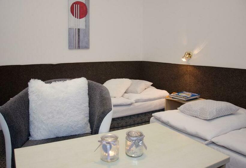 شقة غرفتين, Chata Ořovský