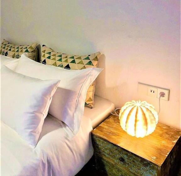 غرفة قياسية, Petunia Ibiza, A Beaumier
