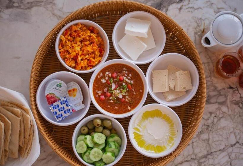 استودیوی لوکس, فندق قوبا السويس