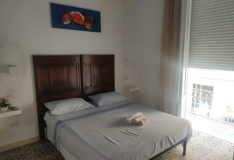 اتاق لوکس با بالکن و چشمانداز دریا, B&b Le Muse