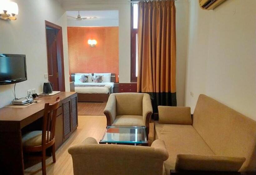 סוויטת ג'וניור, Amisa Golf Course Road Mg Road