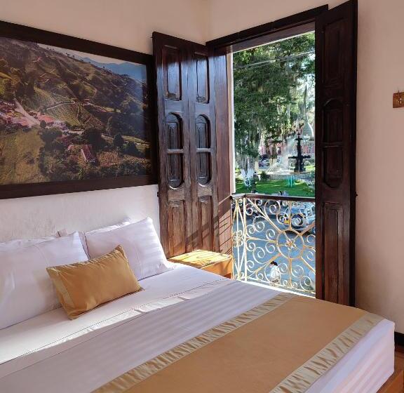 جناح مزوَّد بشرفة, Boutique La Leyenda 1860