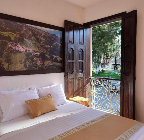 جناح مزوَّد بشرفة, Boutique La Leyenda 1860