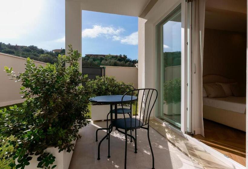 اتاق سوپریور, Télos Rooms