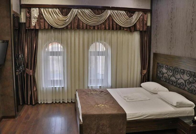 패밀리 룸, Roma & Tours