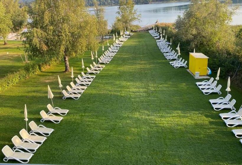 חדר סטנדרט עם מרפסת ונוף לגינה, Strandhotel Faak