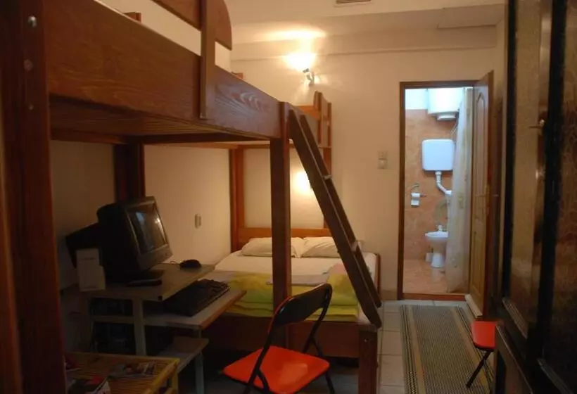 اتاق استاندارد چهار تخته, Tash Inn Hostel